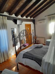 a bedroom with a large bed in a room at Hotel Rural Sierra de Francia in Sotoserrano