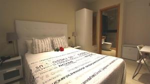 Łóżko lub łóżka w pokoju w obiekcie Morenos Boutique Hotel