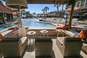 un resort con piscina, sedie e tavolo di San Luis Resort 934-Luis Landing a Galveston