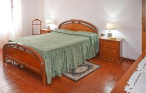 1 dormitorio con 1 cama y 2 mesitas de noche en Gorgeous Home In Volterra With Kitchen, en Volterra