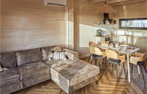 ein Wohnzimmer mit einem Sofa und einem Tisch in der Unterkunft 2 Bedroom Cozy Home In Trzesacz in Trzęsacz