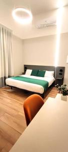 een slaapkamer met een bed en een tafel en stoelen bij Hostal Anton Martin in Madrid