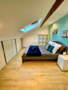 1 dormitorio con 1 cama con pared azul en Grace cosy, en Villers-lès-Nancy