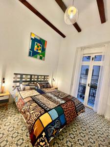 um quarto com uma cama king-size num quarto em Puerta Roja 3 bedroom Luxury Apartment em Málaga