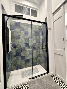 um chuveiro com uma porta de vidro na casa de banho em Puerta Roja 3 bedroom Luxury Apartment em Málaga