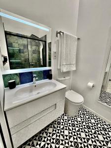 uma casa de banho branca com uma banheira e um WC em Puerta Roja 3 bedroom Luxury Apartment em Málaga