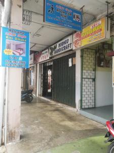 een ingang naar een gebouw met borden erop bij SPOT ON 90735 night Stayin in Sibu
