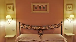 ein Kopfteil eines Bettes in einem Schlafzimmer in der Unterkunft La casina dei cuori di nonna Miglia in Pallerone + 46 Fotos