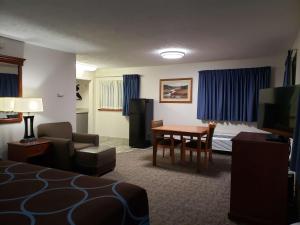 TV a/nebo společenská místnost v ubytování SureStay Plus Hotel by Best Western Grand Island