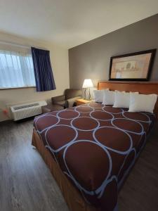 Postel nebo postele na pokoji v ubytování SureStay Plus Hotel by Best Western Grand Island