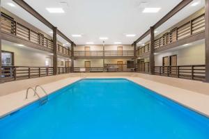 Bazén v ubytování SureStay Plus Hotel by Best Western Grand Island nebo v jeho okolí