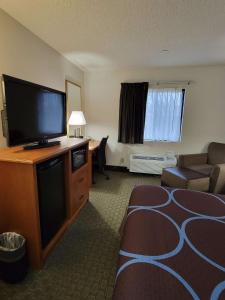 TV a/nebo společenská místnost v ubytování SureStay Plus Hotel by Best Western Grand Island