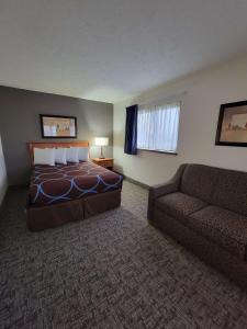 Postel nebo postele na pokoji v ubytování SureStay Plus Hotel by Best Western Grand Island