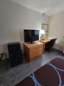 TV a/nebo společenská místnost v ubytování SureStay Plus Hotel by Best Western Grand Island