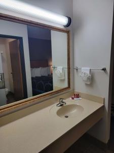 Koupelna v ubytování SureStay Plus Hotel by Best Western Grand Island