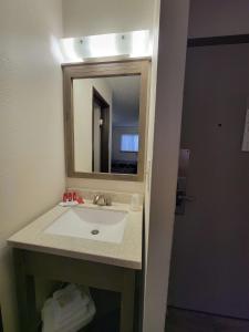 Koupelna v ubytování SureStay Plus Hotel by Best Western Grand Island