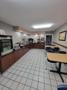 Kuchyň nebo kuchyňský kout v ubytování SureStay Plus Hotel by Best Western Grand Island