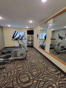 Fitness centrum a/nebo fitness zařízení v ubytování SureStay Plus Hotel by Best Western Grand Island