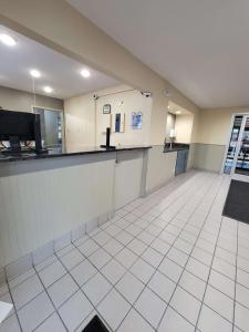 Kuchyň nebo kuchyňský kout v ubytování SureStay Plus Hotel by Best Western Grand Island