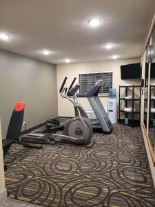 Fitness centrum a/nebo fitness zařízení v ubytování SureStay Plus Hotel by Best Western Grand Island