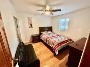 1 dormitorio con 1 cama y ventilador de techo en Lawn Residence en Brooklyn