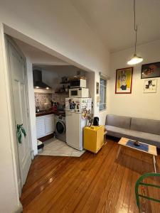 cocina y sala de estar con nevera. en Departamento completo amplio en Recoleta - Dos ambientes en Buenos Aires