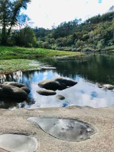 Un río con algunas rocas en el agua en Casa 1883, en Cevide
