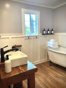 Ванная комната в Charming 4B 2B Home In Exclusive Neighborhood of Eureka