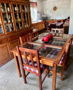 comedor con mesa de madera y sillas en Cabañas charolet, en Camotepec