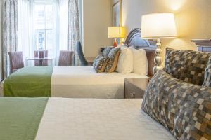 a hotel room with two beds and a window at The Conwell Inn in Philadelphia