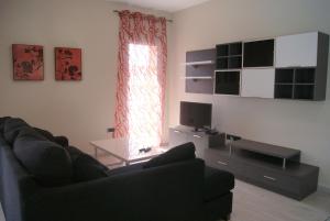 sala de estar con sofá, mesa y TV en Pomera III - BTB, en Beniarbeig