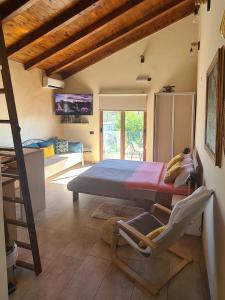 ein Schlafzimmer mit einem Bett und einem Stuhl in einem Zimmer in der Unterkunft Apartments Aerodrom in Podgorica