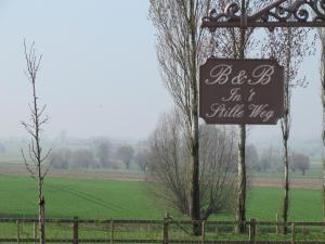 un signe pour un petit mariage dans un champ dans l'établissement B&B In 't Stille Weg, à Kemmel