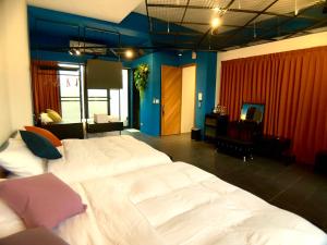 Giường trong phòng chung tại Carefree Homestay