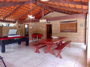 um quarto com uma mesa de pingue-pongue e uma mesa de bilhar em Chácara Luz Maria em Pirenópolis