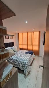 1 dormitorio con 1 cama y lavamanos. en Apartamento imperdible en Bogotá norte, en Bogotá