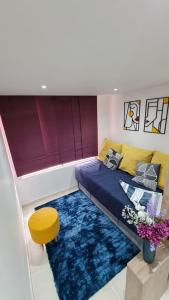 um quarto com uma cama e um tapete azul em Apartamento imperdible en Bogotá norte em Bogotá