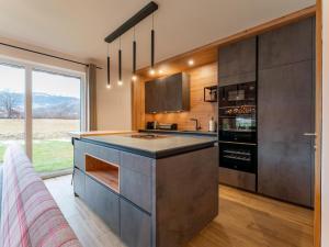 Kuchyň nebo kuchyňský kout v ubytování Mountain Chalet Krek Wak Wou
