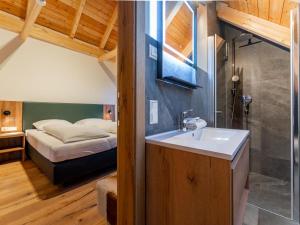 Postel nebo postele na pokoji v ubytování Mountain Chalet Krek Wak Wou