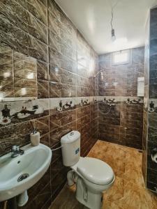 łazienka z toaletą i umywalką w obiekcie cactus surf house w mieście Tamraght Ouzdar