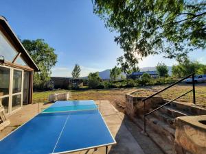 una mesa de ping pong en el patio trasero de una casa en El Rinconcito Dulce en Cacheuta