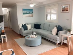 Кът за сядане в Carindale, 10,19 Dowling Street - Ground floor unit close to pool and tennis court, Wi-Fi, foxtel, linen and bed making supplied