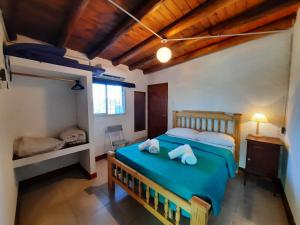 1 dormitorio con 1 cama con 2 toallas en El Rinconcito Dulce en Cacheuta