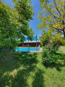 een huis met een zwembad in een tuin met bomen bij Hostel Raíces Salta in Salta