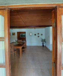 Hostel Raíces Salta في سالتا: غرفة مع طاولة وغرفة طعام
