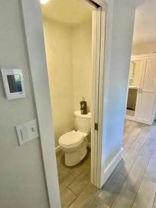 a bathroom with a white toilet in a room at Studio with King-Size Bed in Ashland