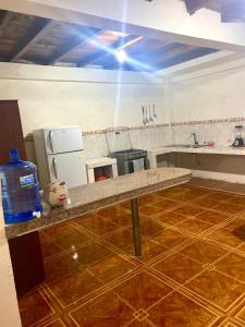 eine Küche mit einer Arbeitsplatte in einem Zimmer in der Unterkunft Casa nómada Puyo in Puyo