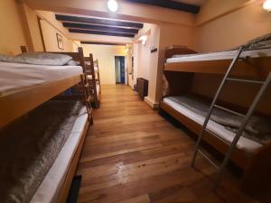 Hostel Iris في بلغراد: ممر مع العديد من الأسرّة ذات الطابقين في الغرفة