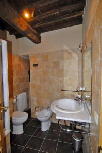 a bathroom with a tub and a toilet and a sink at Casa Rural Sietevillas Padel in Villasbuenas de Gata