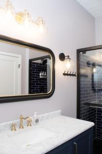 un bagno con lavandino e specchio di Bischoff Inn - Former 1870 Furniture Factory Now 5 Room Boutique Hotel a Tamaqua Altre 37 foto